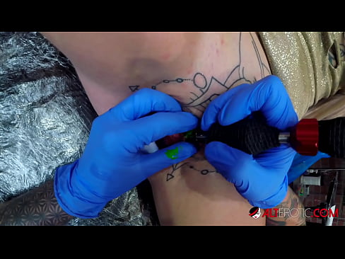 ❤️ Extrem tattooed Hottie Sully Savage krut en Tattoo op hirem Klitoris ❌ Sexvideo op lb.xlxxporno.ru ❌